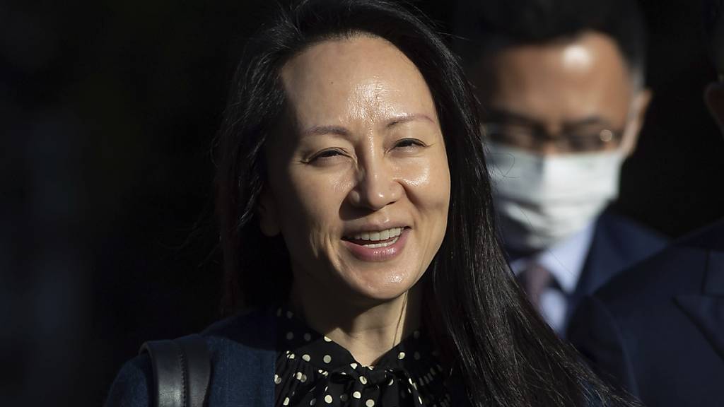 Meng Wanzhou, Finanzchefin von Huawei, lächelt, als sie ihr Haus in Vancouver verlässt. Foto: Darryl Dyck/CP/AP/dpa