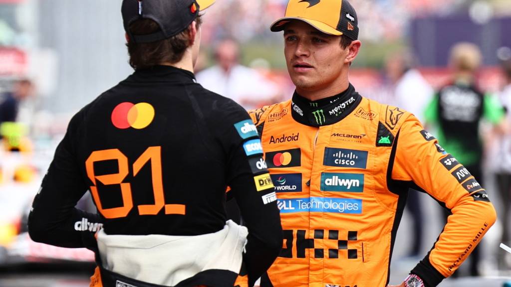Die beiden McLaren-Fahrer Lando Norris (rechts) und Oscar Piastri im Austausch