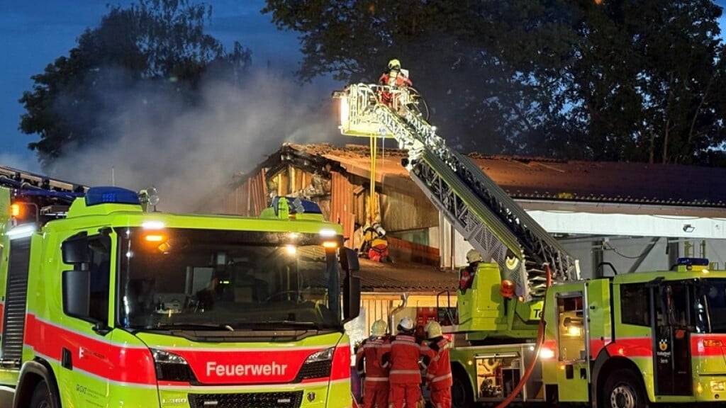 Der Brand wurde von den Feuerwehren Uster, Fehraltorf, Volketswil, Hinwil und Pfäffikon gelöscht.