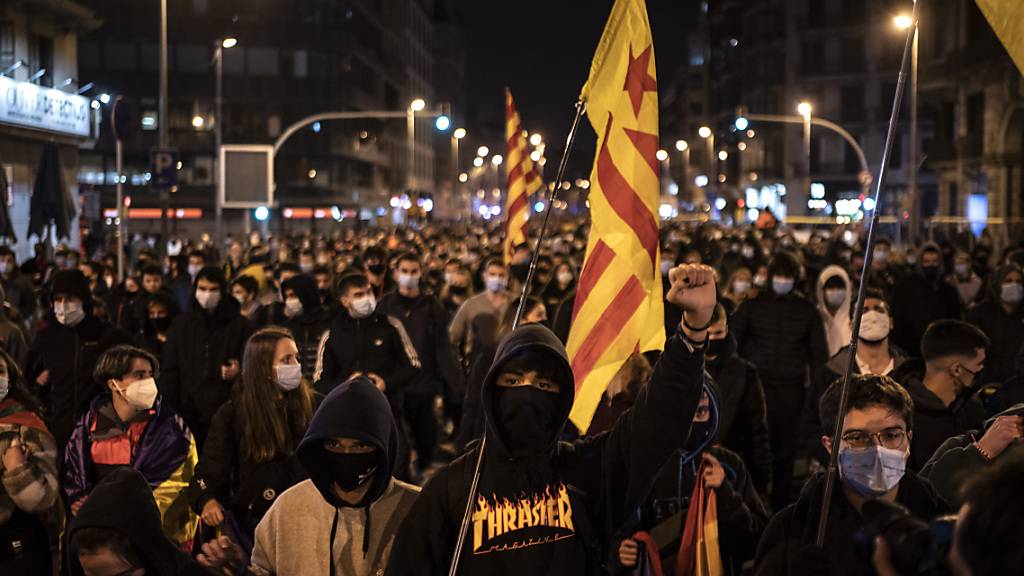 Proteste in Barcelona gegen die Verhaftung des Rappers Hasel. Foto: Felipe Dana/AP/dpa