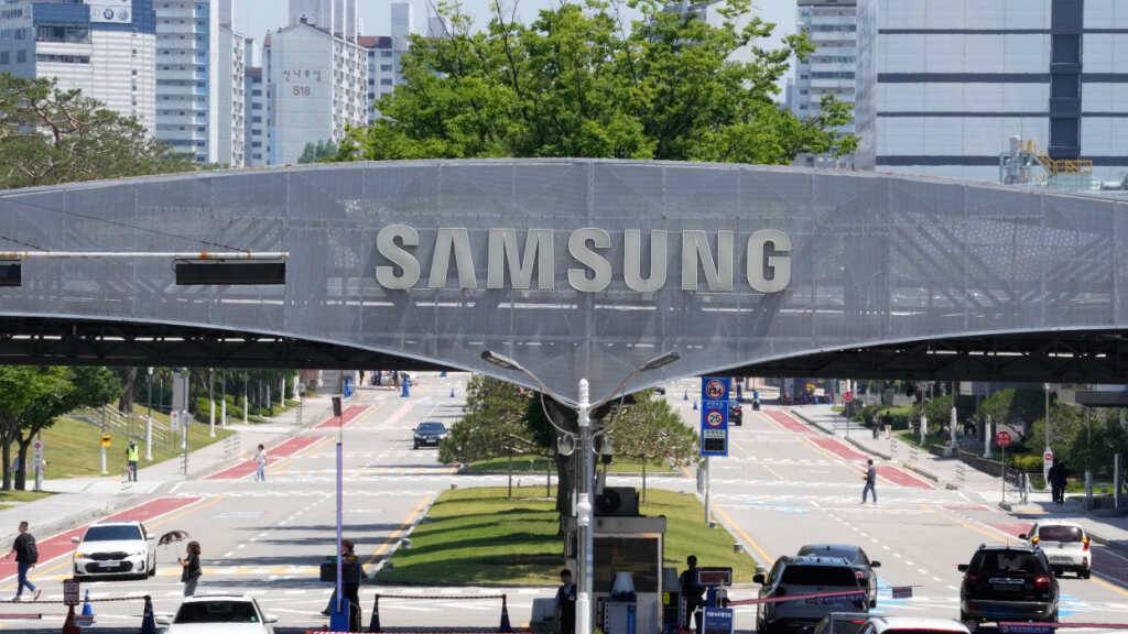 ARCHIV - Das Logo von Samsung Electronics ist an einem Tor am Hauptsitz des Unternehmens in Suwon, Südkorea, zu sehen, Freitag, 22. Mai 2026. Foto: Ahn Young-joon/AP/dpa