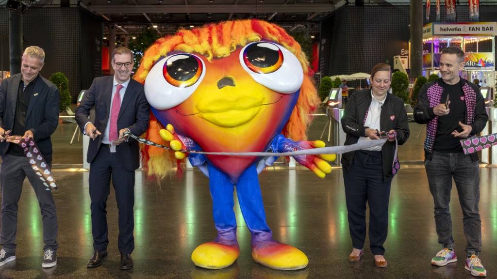 Der Basler Regierungspräsident Conradin Cramer (zweiter von links) eröffnete unter anderem mit dem ESC-Maskottchen Lumo die Eurovision Village.