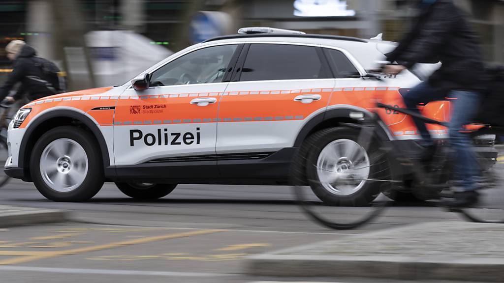Die Stadtpolizei Zürich musste am Samstagabend wegen eines Angriff durch mehrere Personen zu einem schwer Verletzten ausrücken. (Symbolbild)