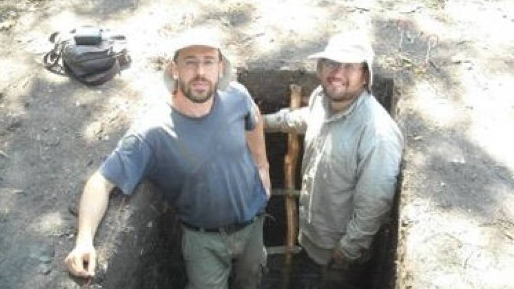Dr. Umberto Lombardo vom Geographischen Institut der Universität Bern (links) und José Capriles von der Pennsylvania State University (rechts) bei den Ausgrabungen in der bolivianischen Savanne, wo sie eine bahnbrechende agrikulturelle Entdeckung machten.  (zVg).