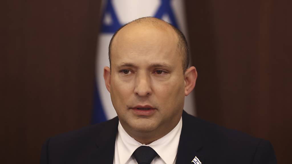 Naftali Bennett, Premierminister von Israel, nimmt an einer Kabinettssitzung teil. (Archivbild) Foto: Ronen Zvulun/Pool Reuters/AP/dpa