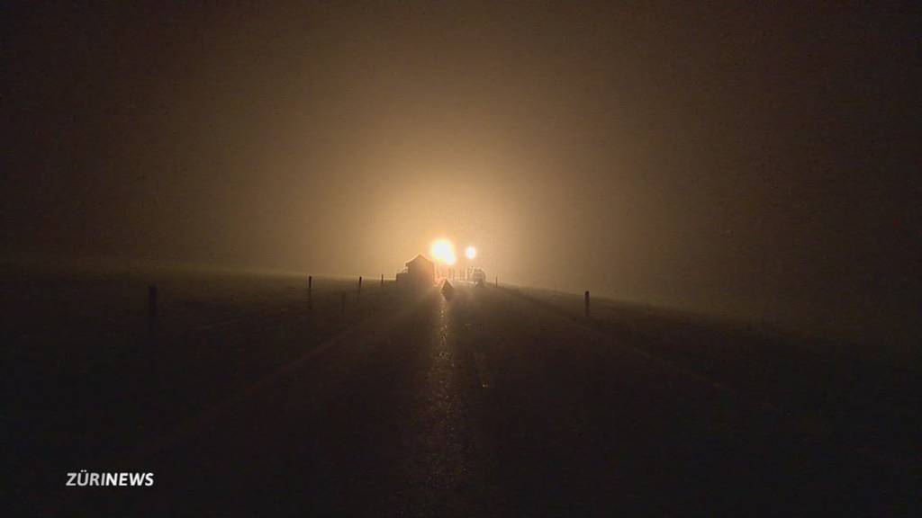 Verheerendes Manöver: In Remetschwil überholt ein Autofahrer bei Nebel und tötet einen jungen Töfffahrer.