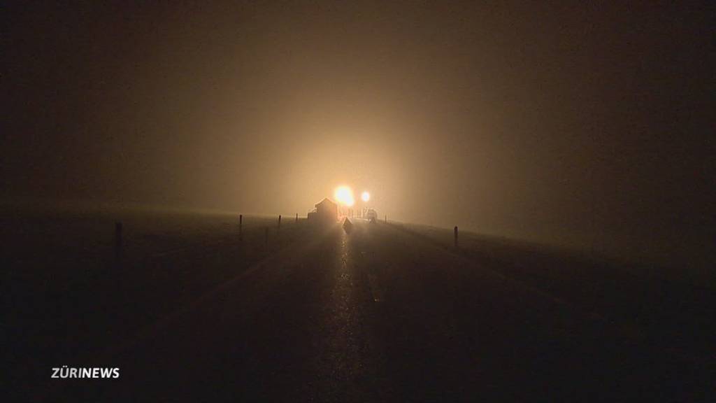 Verheerendes Manöver: In Remetschwil überholt ein Autofahrer bei Nebel und tötet einen jungen Töfffahrer.