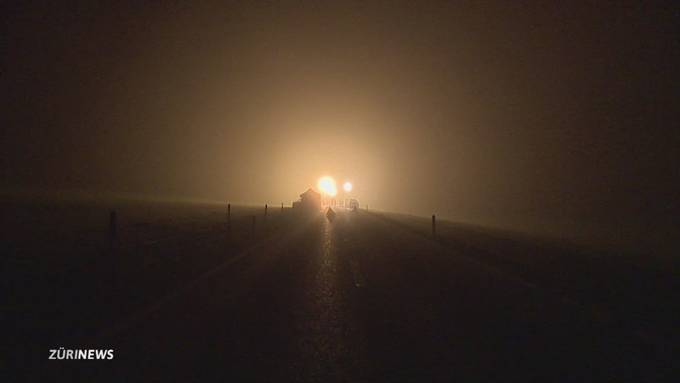 Verheerendes Manöver: In Remetschwil überholt ein Autofahrer bei Nebel und tötet einen jungen Töfffahrer.