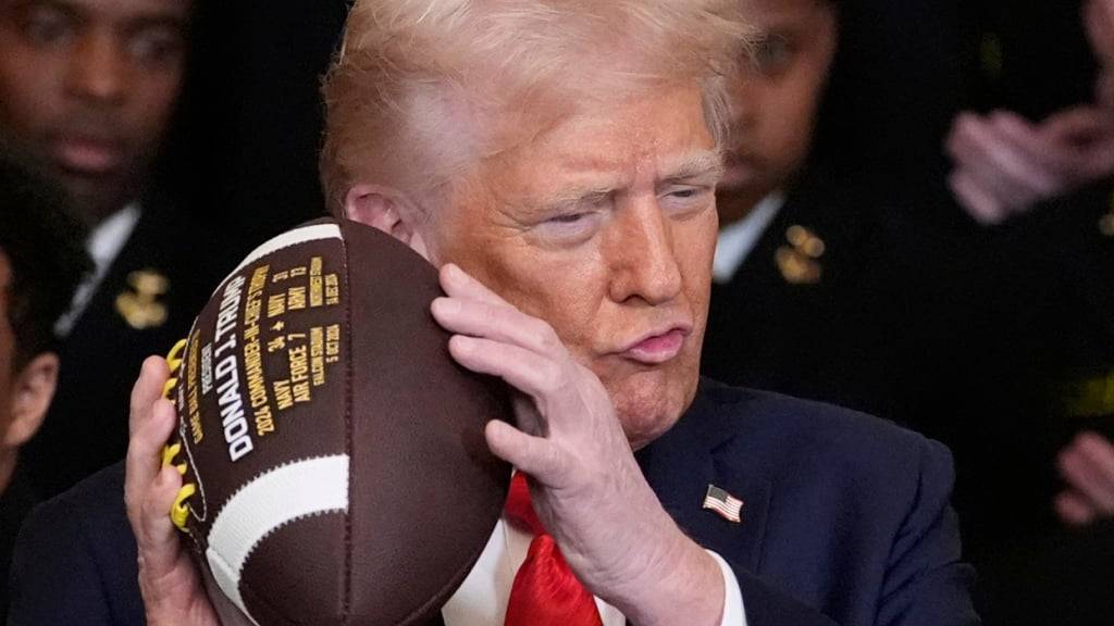 ARCHIV - US-Präsident Donald Trump hält einen Football in der Hand. Foto: Alex Brandon/AP/dpa/Archivbild