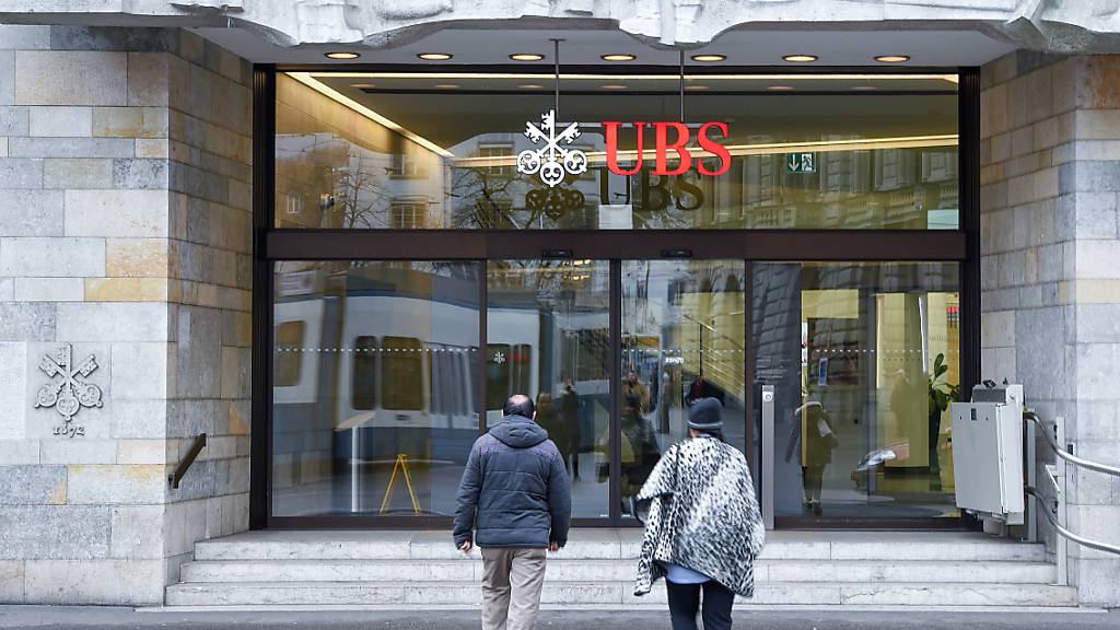 Die Grossbank UBS hat im dritten Quartal von den guten Entwicklungen an den Finanzmärkten profitiert und einen milliardenhohen Gewinn erzielt. Damit übertraf die Bank auch die Erwartungen der Analysten.(Archivbild)