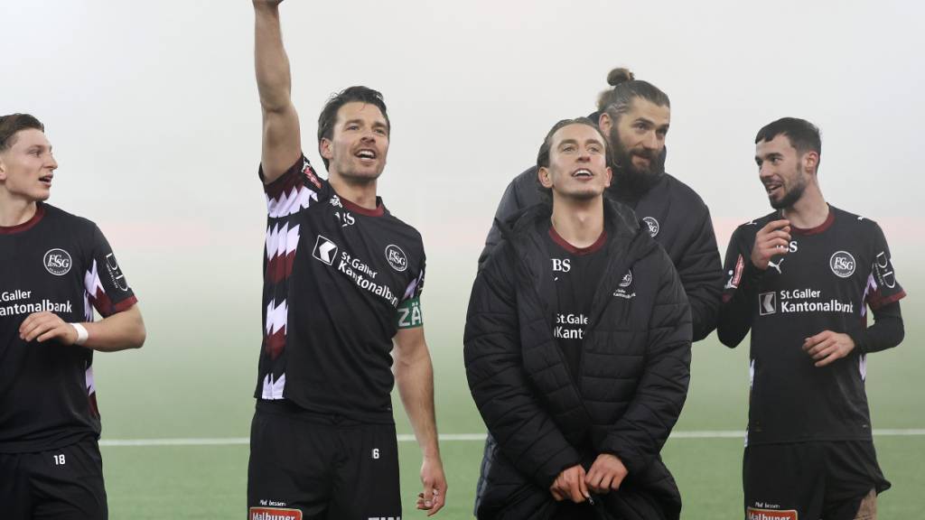 Lukas Görtler und seine St. Galler Teamkollegen freuten sich nach dem Spiel in Thun