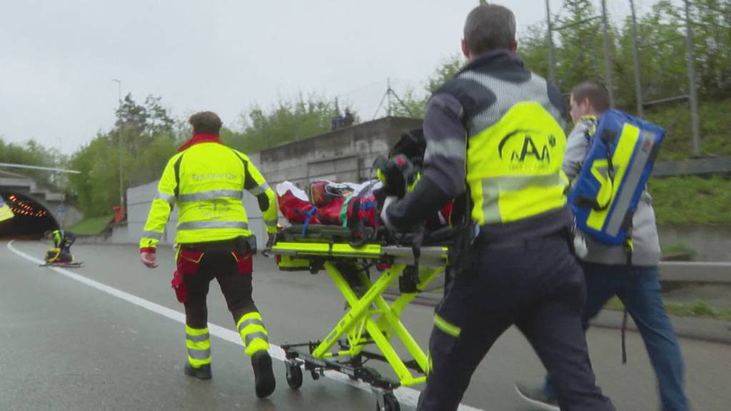Heli-Einsatz auf der Autobahn: Schwerer Unfall bei Urdorf