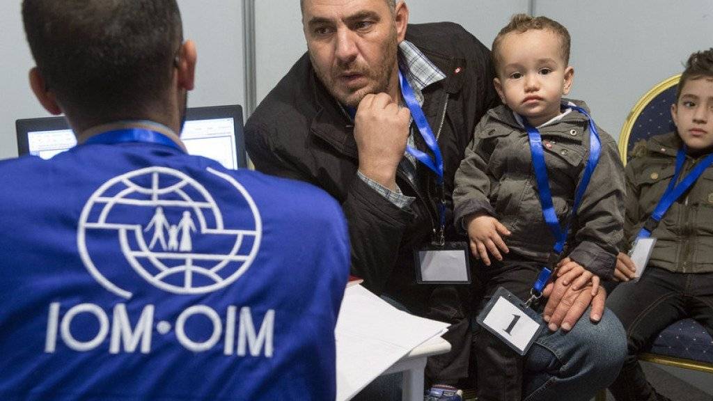 Eine syrische Familie wird in Amman von einem IOM-Mitarbeiter interviewt. Eine Ausreise nach Kanada könnte schon bald bevor stehen.