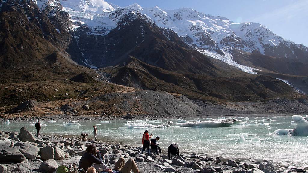 Touristinnen und Touristen besuchen den Gletschersee am Fusse des höchsten Gipfels von Neuseeland, Aoraki/Mount Cook. Der Berg liegt 3,724 über dem Meeresspiegel. (Archivbild)