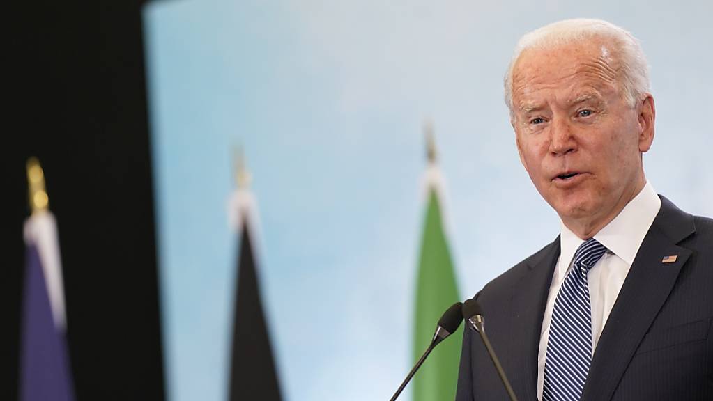 Joe Biden, Präsident der USA, spricht während einer Pressekonferenz nach dem Abschluss des G7-Gipfels am Flughafen in Newquay. Foto: Patrick Semansky/AP/dpa
