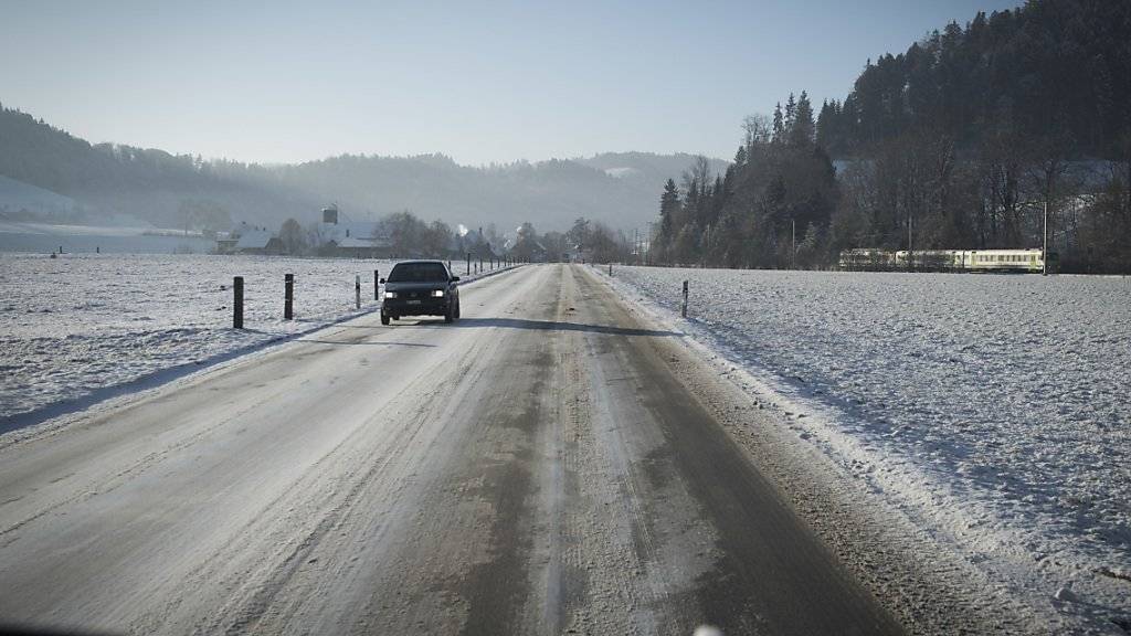 Nach dem Schneefall von Dienstagnacht führten vereiste und verschneite Strassen wie in Hasle-Rüegsau BE zu zahlreichen Unfällen mit Blechschaden. Bis am Freitag rechnen Meteorologen mit bis zum 80 Zentimeter Neuschnee.
