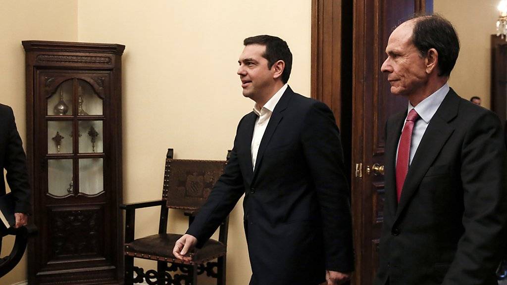 Griechenlands Premier Alexis Tsipras (Mitte) weiss die Opposition bei der Rentenreform nicht an seiner Seite.