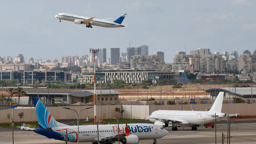 Ein Flugzeug der Fluggesellschaft Flydubai steht auf dem Vorfeld des internationalen Flughafens Ben Gurion. Nach dem gewaltsamen Vorfall auf einem Flug von Dubai nach Tel Aviv geht Israels Verteidigungsminister Katz von einem versuchten Terroranschlag aus. Foto: Jamal Awad/dpa