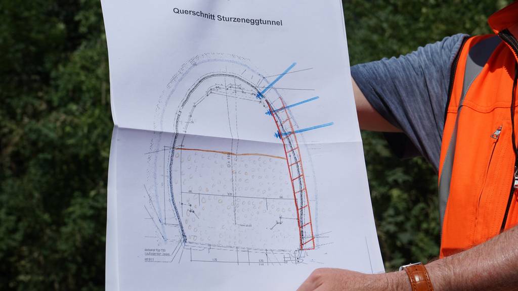 Christian Traub, Gesamtprojektleiter des Sturzeneggtunel, zeigt, wie die Deformierung aufgehoben wird.
