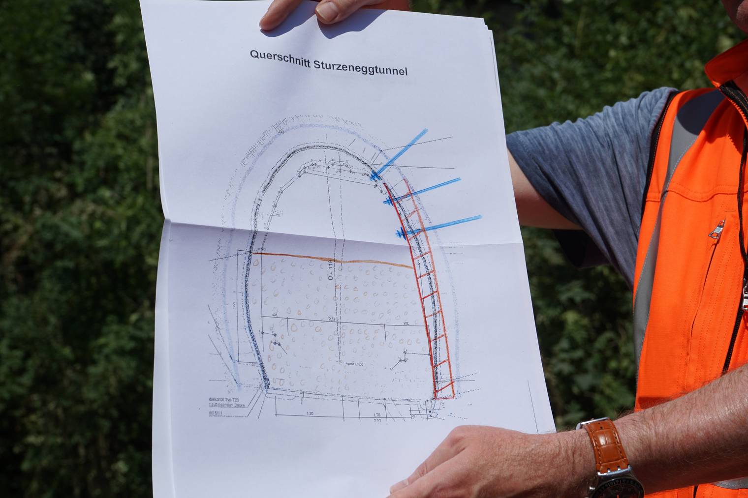 Christian Traub, Gesamtprojektleiter des Sturzeneggtunel, zeigt, wie die Deformierung aufgehoben wird.