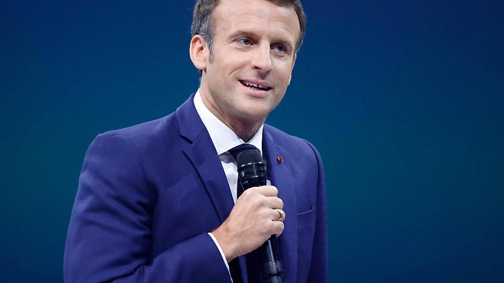 Emmanuel Macron, Präsident von Frankreich, spricht bei dem Gleichstellungs-Forum, das von «UN-Women» mitorganisiert wurde. Macron sagte am Mittwoch, Frauen seiner besonders von der Corona-Krise betroffen. Sie seien die «ersten Opfer» der weltweiten Pandemie geworden, so Macron. Foto: Ludovic Marin/AFP/dpa