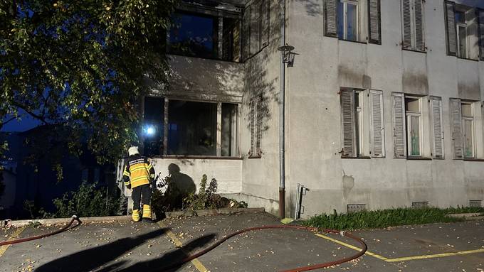 «Brandstiftung nicht auszuschliessen» – in Einsiedeln brennt ein Gebäude