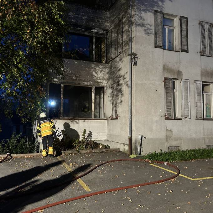 «Brandstiftung nicht auszuschliessen» – in Einsiedeln brennt ein Gebäude