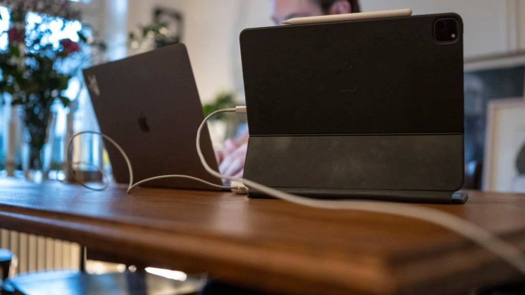 In der Schweiz bieten immer mehr Arbeitgeber Homeoffice an. Damit schlagen sie eine andere Richtung ein als die Konkurrenz im Ausland. (Archivbild)