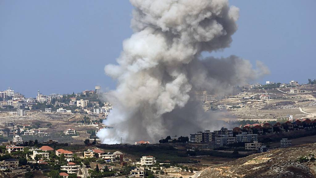 dpatopbilder - Rauch steigt auf nach israelischem Beschuss auf Dörfer im Bezirk Nabatiyeh. Foto: Hussein Malla/AP/dpa