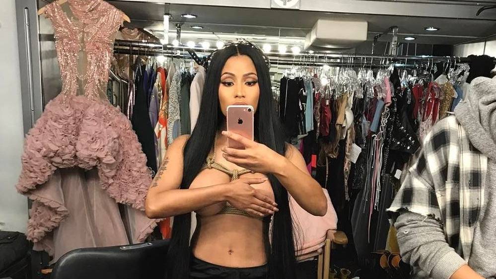 Nicki Minaj trägt Seil