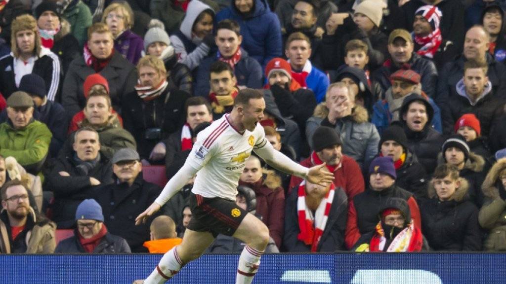 Wayne Rooney von Manchester United bejubelt vor den Liverpool-Fans den Treffer zum 1:0. ManU gewann in Liverpool dank dieses Tores 1:0