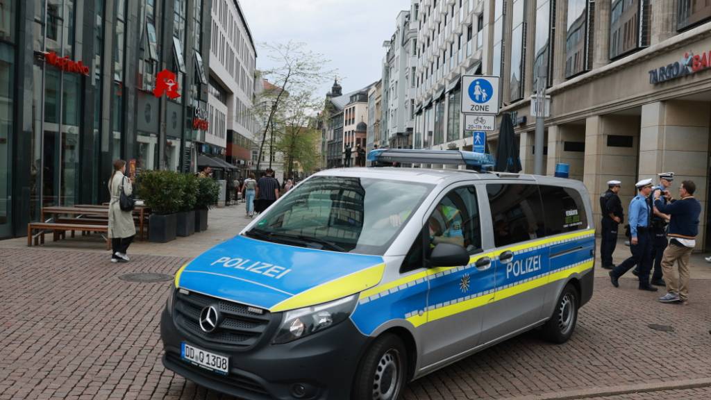 Ein Polizeifahrzeug verlässt die Absperrung der Grimmaischen Strasse in Leipzig. Foto: Jan Woitas/dpa