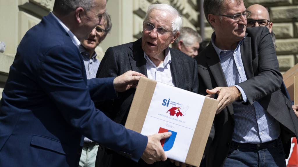 Der frühere Bundesrat Christoph Blocher bei der Einreichung der Unterschriften für die Neutralitätsinitiative im April 2024. (Archivbild)