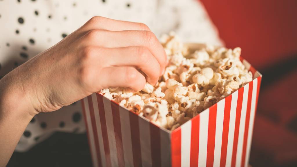 Entscheidet man sich gegen einen Kinobesuch, muss man womöglich auch auf eine solche Portion Popcorn verzichten.