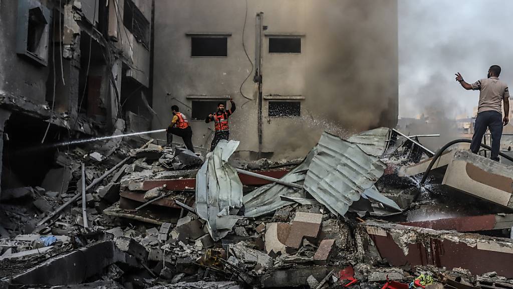 Palästinenser inspizieren die Trümmer nach einem israelischen Angriff. Foto: Mohammad Abu Elsebah/dpa