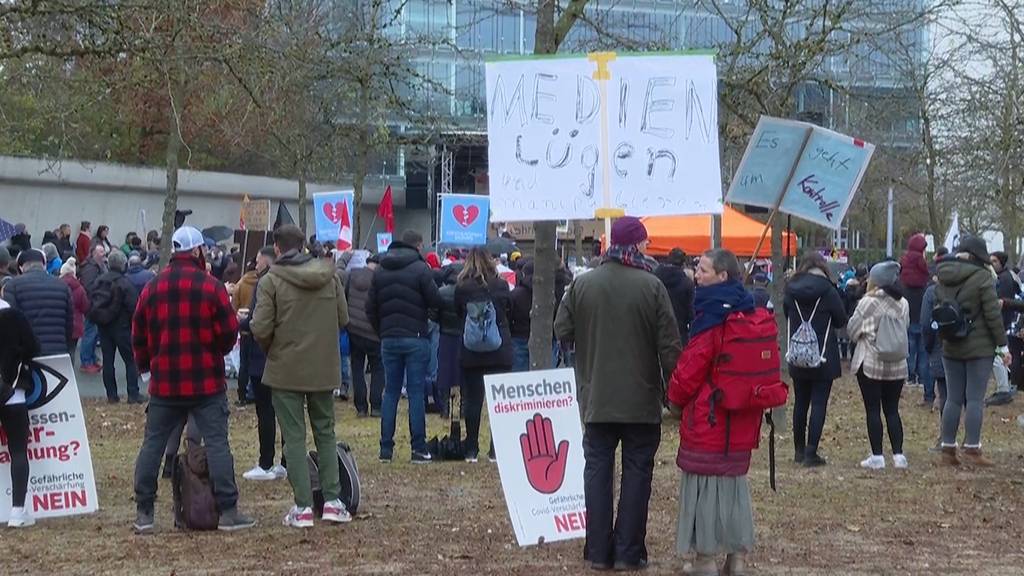 Hunderte Personen demonstrieren in Zürich gegen Corona-Massnahmen