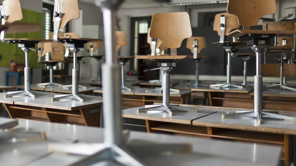 Schülerpulte und Stühle in einem Klassenzimmer der Primarschule, aufgenommen im Schulhaus Dorf in Kriens LU. (Symbolbild)