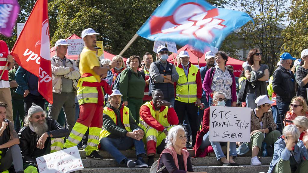Angestellte der Stadt Genf und Gewerkschafter protestieren gegen Einsparungen auf dem «Buckel des Personals».