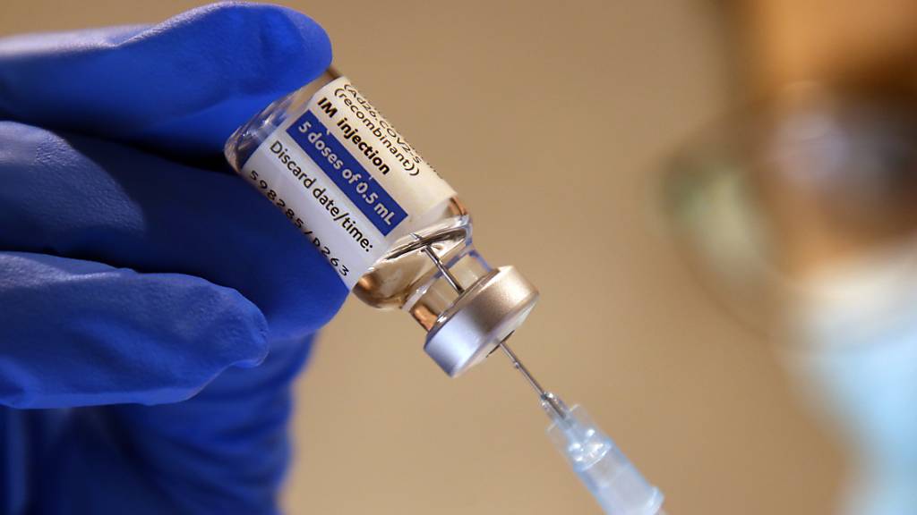 ARCHIV - Eine Arzthelferin zieht in einer Praxis einer Hausärztin eine Spritze mit dem Corona-Impfstoff Janssen von Johnson  Johnson gegen das Coronavirus auf. In Frankreich sind 70 Prozent der Menschen vollständig gegen das Coronavirus geimpft. Foto: Wolfgang Kumm/dpa