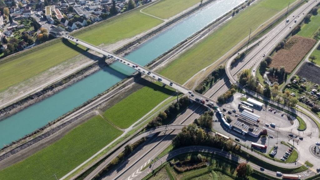 Die Grenzbrücke Au-Lustenau hat bald die Nutzungsdauer von 70 Jahren erreicht und wird deshalb mit einem Monitoringsystem überwacht.