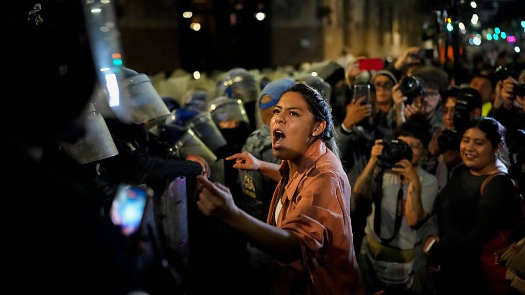 Justizangestellte streiten mit der Polizei während eines Protestes gegen eine von der Regierung vorgeschlagene Justizreform. Foto: Eduardo Verdugo/AP