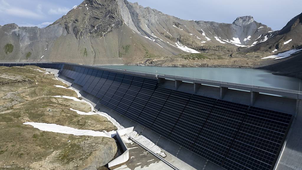 Die erste grosse alpine Solaranlage der Axpo wurde 2021 und 2022 auf der Muttsee Staumauer im Kanton Glarus erstellt. Die nun im Bündner Oberland geplanten Solarkraftwerke sind um ein Vielfaches grösser. (Archivbild)