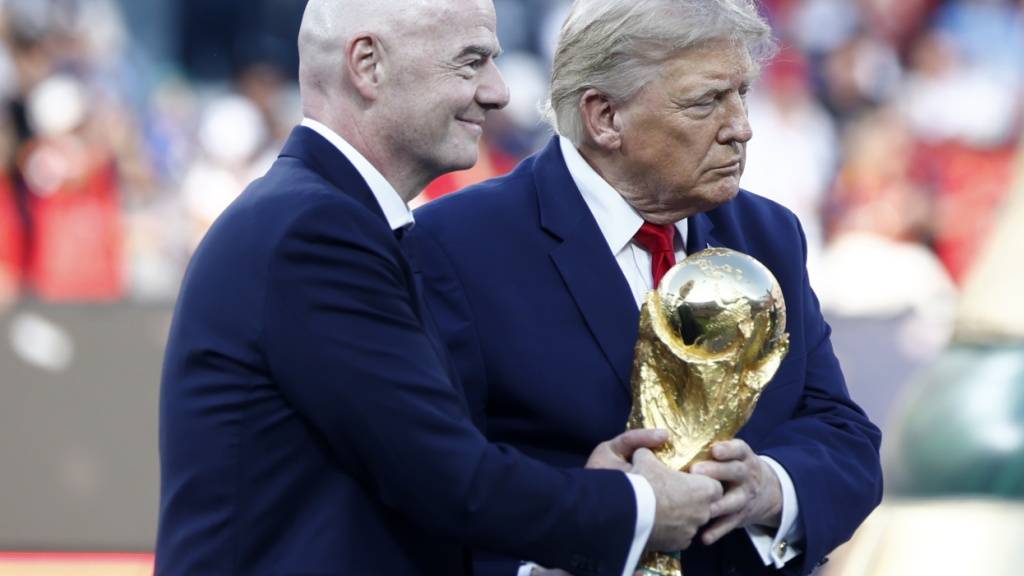 Gianni Infantino und Donald Trump bei der Übergabe des WM-Pokals