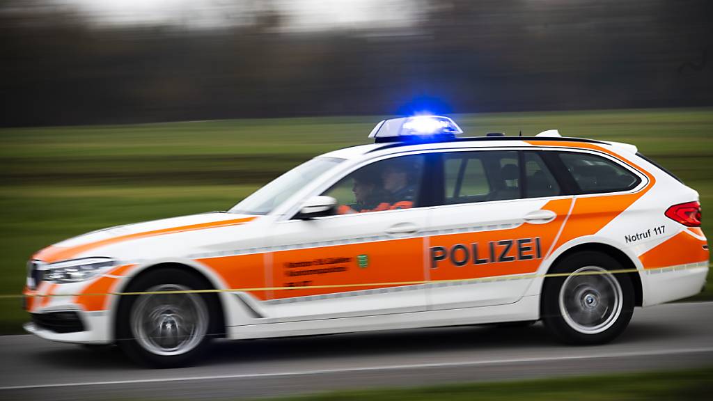 Die Kantonspolizei St. Gallen setzte einen Patrouillenwagen ein, um eine 67-jährige Frau mit ihrem Auto zu stoppen. (Symbolbild)