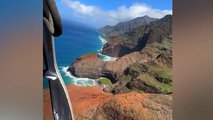 Motorversagen: Helikopter muss in Hawaii am Strand notlanden