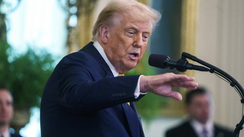 US-Präsident Donald Trump hält die Märkte weltweit weiter in Atem. Am Donnertag erholt sich die Schweizer Börse wieder etwas und steuert erneut auf die Marke von 12'000 Punkten zu. (Symbolbild)