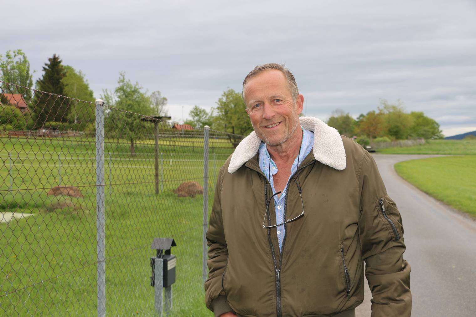 Markus Boschung pflegt schon seit 38 Jahren Störche und verletzte Greifvögel. (Bild: FM1Today/Nina Müller)