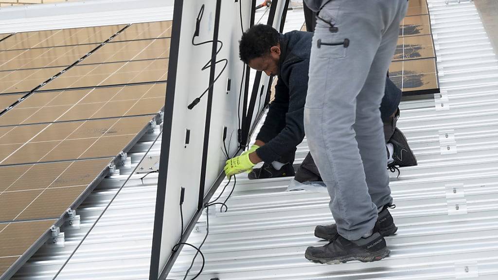 Nicht nur auf Dächern: Fotovoltaikanlagen sollen auch entlang von St Galler Kantonsstrassen installiert werden. Dies wird in einem Vorstoss verlangt.