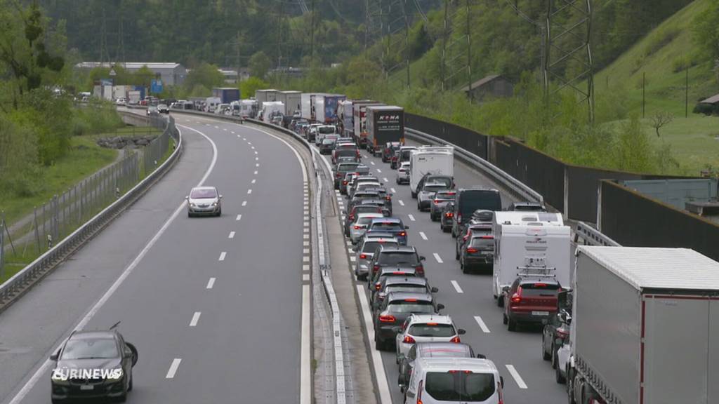 12 Kilometer Stau vor dem Gotthard wegen Schnee