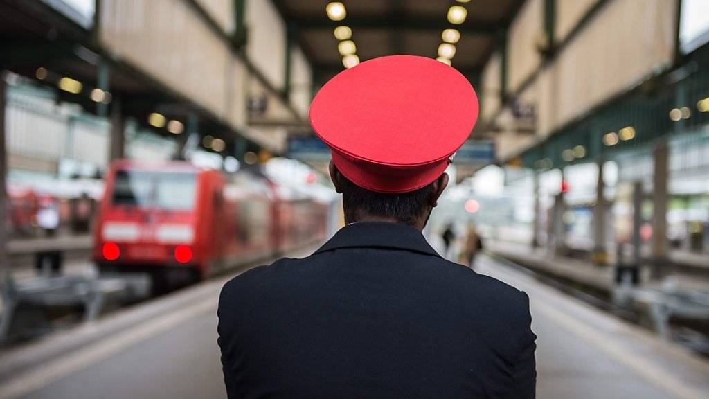 Die Deutsche Bahn sucht viele neue Mitarbeiter, darunter mehr als 1000 neue Lokführer. (Symbolbild)